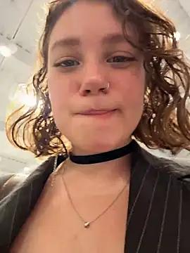 Snapshot of lucy-joy chatting on 10/26/25, 12:22 lucy-joy online show from 10/26/25, 12:22