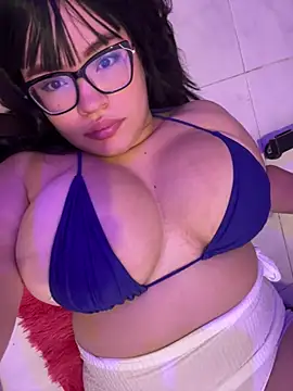 Snapshot of Emily_Taylor2 chatting on 04/08/26, 02:00 Emily Taylor2 online show from 04/08/26, 02:00