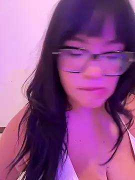 Snapshot of Emily_Taylor2 chatting on 04/22/26, 02:03 Emily Taylor2 online show from 04/22/26, 02:03