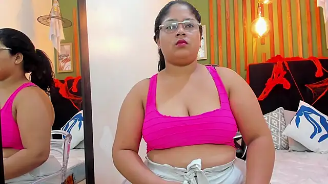 Snapshot of Laura_Sex19 chatting on 10/29/25, 12:07 Laura Sex19 online show from 10/29/25, 12:07