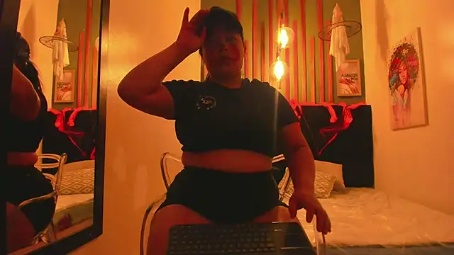 Snapshot of Laura_Sex19 chatting on 10/31/25, 12:28 Laura Sex19 online show from 10/31/25, 12:28