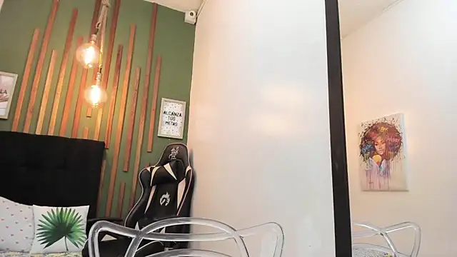 Snapshot of Laura_Sex19 chatting on 11/20/25, 12:05 Laura Sex19 online show from 11/20/25, 12:05