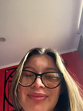 Snapshot of KoraSweett chatting on 12/05/25, 06:37 KoraSweett online show from 12/05/25, 06:37