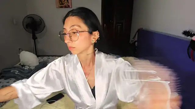 Snapshot of Anais_lux chatting on 04/10/26, 12:05 Anais lux online show from 04/10/26, 12:05