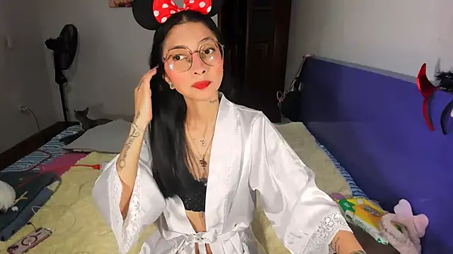 Snapshot of Anais_lux chatting on 04/19/26, 11:51 Anais lux online show from 04/19/26, 11:51