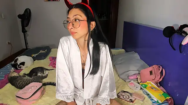 Snapshot of Anais_lux chatting on 04/21/26, 01:42 Anais lux online show from 04/21/26, 01:42