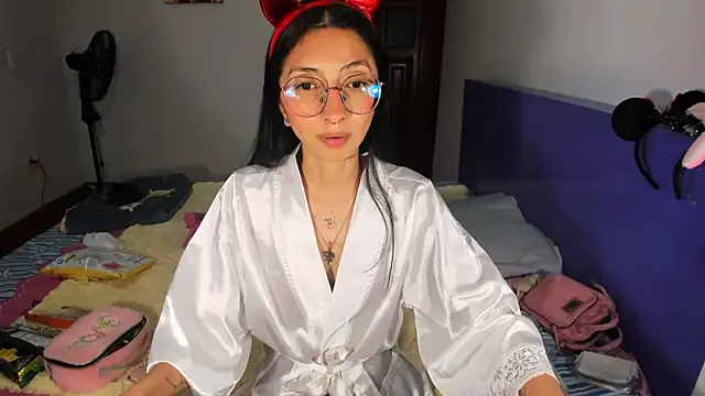 Snapshot of Anais_lux chatting on 04/21/26, 02:51 Anais lux online show from 04/21/26, 02:51