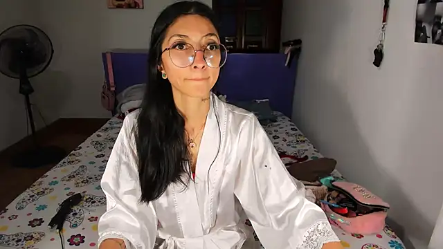 Snapshot of Anais_lux chatting on 06/04/26, 01:00 Anais lux online show from 06/04/26, 01:00