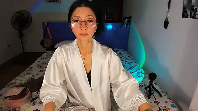 Snapshot of Anais_lux chatting on 06/06/26, 12:38 Anais lux online show from 06/06/26, 12:38