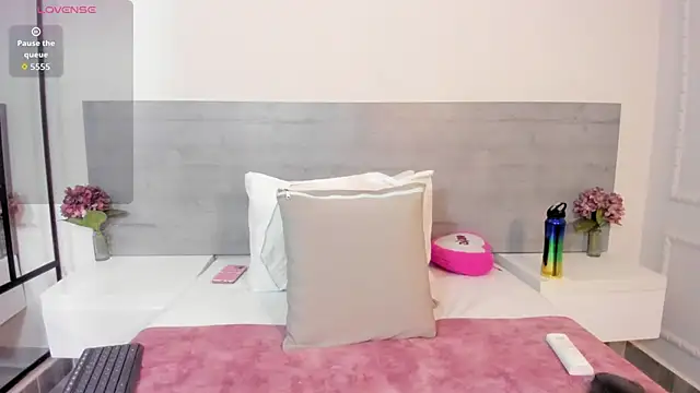 sunnyWhitee online show from 09/16/25, 07:04