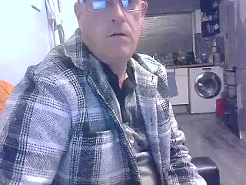 Snapshot of hefin18 chatting on 01/27/25, 11:33 hefin18 online show from 01/27/25, 11:33