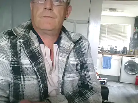 Snapshot of hefin18 chatting on 02/10/25, 12:50 hefin18 online show from 02/10/25, 12:50