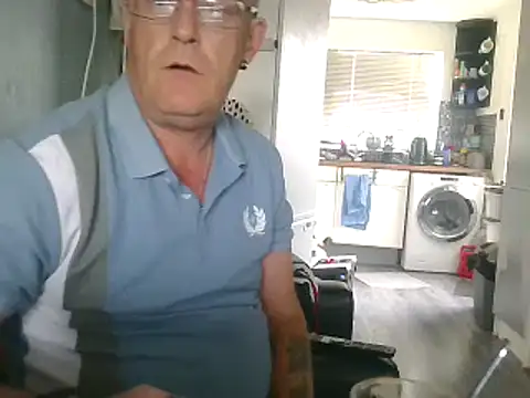 Snapshot of hefin18 chatting on 02/15/25, 02:11 hefin18 online show from 02/15/25, 02:11