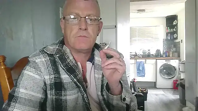 Snapshot of hefin18 chatting on 02/16/25, 01:27 hefin18 online show from 02/16/25, 01:27