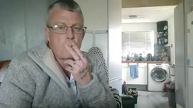 Snapshot of hefin18 chatting on 03/04/25, 02:42 hefin18 online show from 03/04/25, 02:42