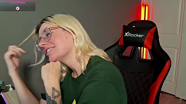 Snapshot of Charlies_world chatting on 09/22/25, 05:37 Charlies world online show from 09/22/25, 05:37