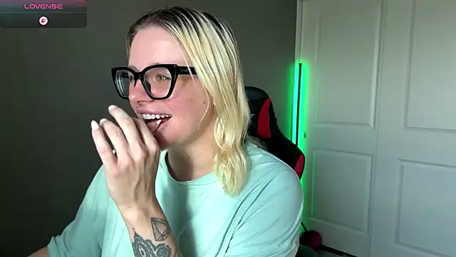 Snapshot of Charlies_world chatting on 09/26/25, 05:50 Charlies world online show from 09/26/25, 05:50