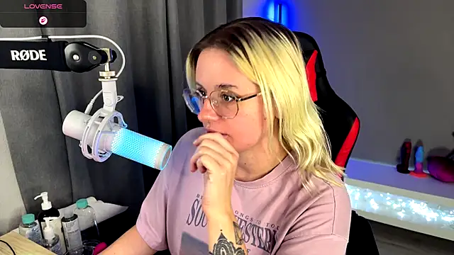 Snapshot of Charlies_world chatting on 10/04/25, 05:22 Charlies world online show from 10/04/25, 05:22