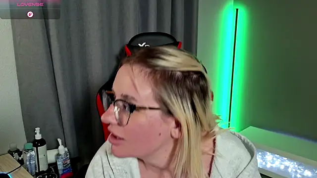 Snapshot of Charlies_world chatting on 10/18/25, 08:31 Charlies world online show from 10/18/25, 08:31