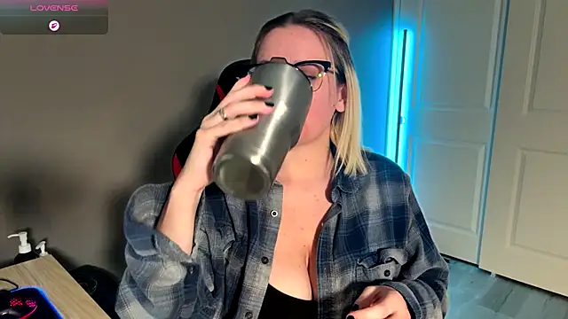 Snapshot of Charlies_world chatting on 10/25/25, 05:19 Charlies world online show from 10/25/25, 05:19