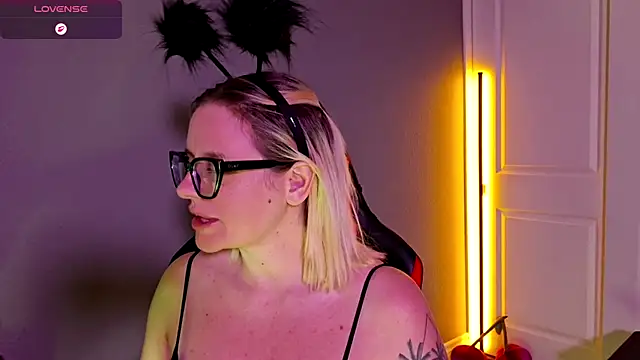 Snapshot of Charlies_world chatting on 10/31/25, 05:25 Charlies world online show from 10/31/25, 05:25