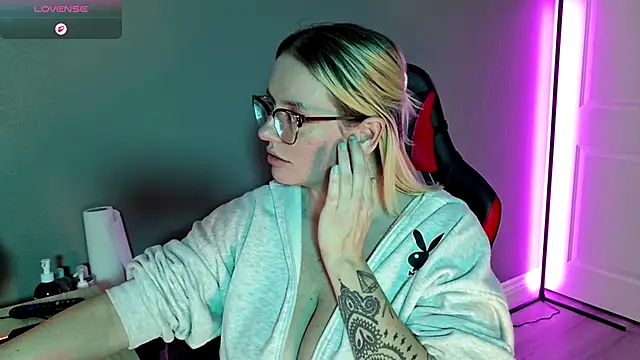 Snapshot of Charlies_world chatting on 11/06/25, 09:26 Charlies world online show from 11/06/25, 09:26