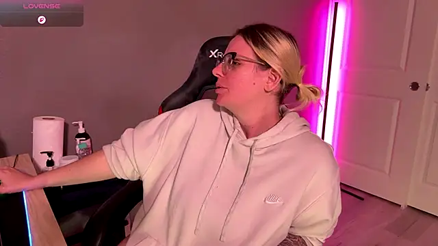 Snapshot of Charlies_world chatting on 11/21/25, 09:13 Charlies world online show from 11/21/25, 09:13