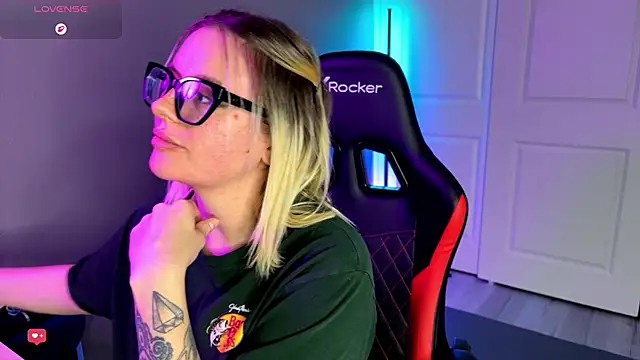 Snapshot of Charlies_world chatting on 12/14/25, 10:25 Charlies world online show from 12/14/25, 10:25