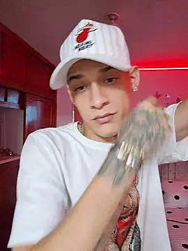 Snapshot of Ethanho0t chatting on 11/17/25, 06:41 Ethanho0t online show from 11/17/25, 06:41