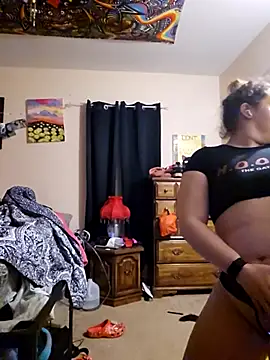 Snapshot of nuttiebuddy1 chatting on 11/05/25, 12:21 nuttiebuddy1 online show from 11/05/25, 12:21