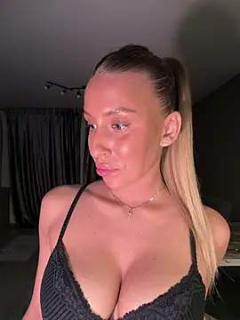 Snapshot of Elizebeth_Parker chatting on 06/03/26, 10:15 Elizebeth Parker online show from 06/03/26, 10:15