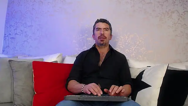 Snapshot of JuanKFit_45 chatting on 01/15/26, 01:16 JuanKFit 45 online show from 01/15/26, 01:16