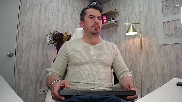 Snapshot of JuanKFit_45 chatting on 02/25/26, 03:38 JuanKFit 45 online show from 02/25/26, 03:38