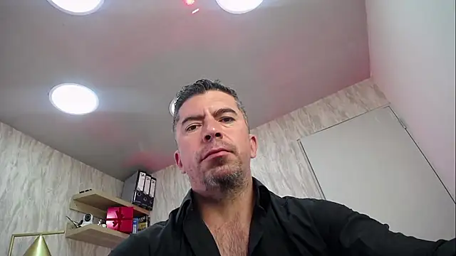 Snapshot of JuanKFit_45 chatting on 03/12/26, 04:29 JuanKFit 45 online show from 03/12/26, 04:29