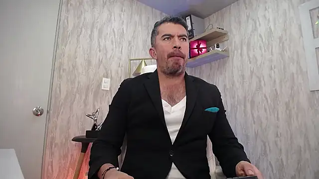 Snapshot of JuanKFit_45 chatting on 03/19/26, 03:43 JuanKFit 45 online show from 03/19/26, 03:43