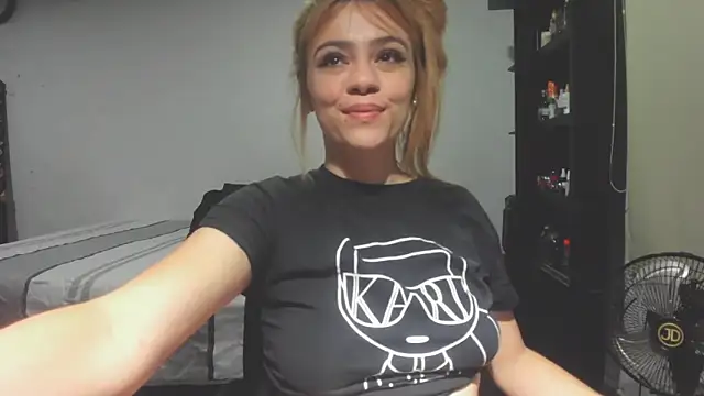 Snapshot of KATA_BLONDE chatting on 10/10/25, 01:37 KATA BLONDE online show from 10/10/25, 01:37