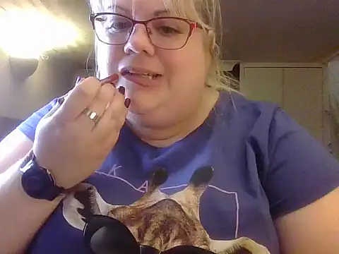 Snapshot of Kinkyhousewife83 chatting on 10/18/25, 02:18 Kinkyhousewife83 online show from 10/18/25, 02:18