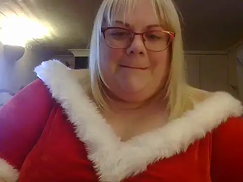 Snapshot of Kinkyhousewife83 chatting on 12/14/25, 04:23 Kinkyhousewife83 online show from 12/14/25, 04:23