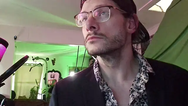 MasterDaddyCool online show from 10/28/25, 04:31