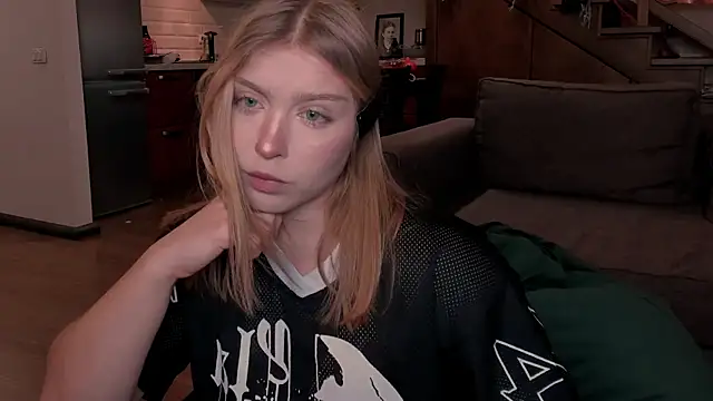 Snapshot of VanillaLivitski chatting on 11/03/25, 02:29 VanillaLivitski online show from 11/03/25, 02:29