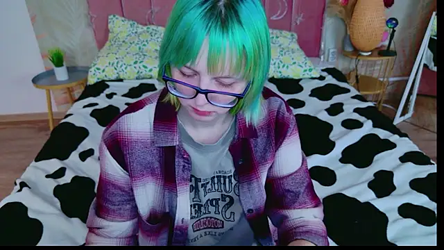 Snapshot of CoralineYoung chatting on 04/17/26, 03:37 CoralineYoung online show from 04/17/26, 03:37