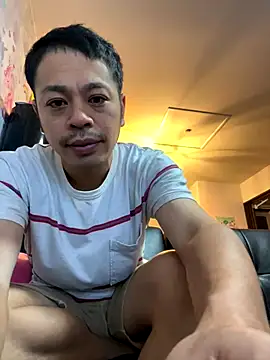 Snapshot of muut1215 chatting on 10/20/25, 03:56 muut1215 online show from 10/20/25, 03:56