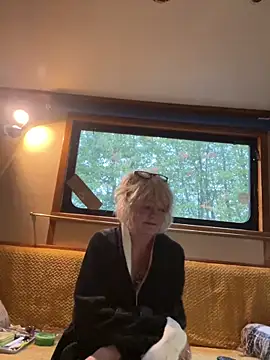 Snapshot of ladyboatlady chatting on 10/09/25, 06:33 ladyboatlady online show from 10/09/25, 06:33