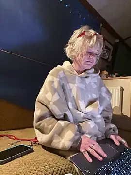 Snapshot of ladyboatlady chatting on 02/02/26, 06:56 ladyboatlady online show from 02/02/26, 06:56