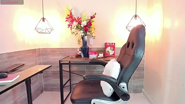 Snapshot of SamantaKane chatting on 11/08/25, 03:39 SamantaKane online show from 11/08/25, 03:39