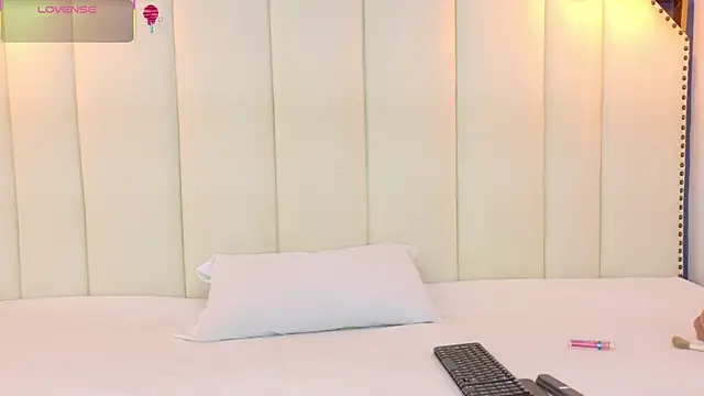 Snapshot of SamantaKane chatting on 12/19/25, 03:46 SamantaKane online show from 12/19/25, 03:46