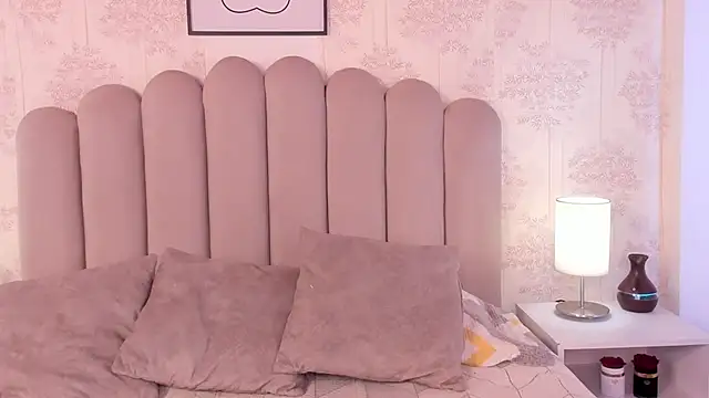 ShaynaHosk online show from 10/17/25, 01:46