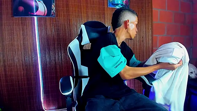 Snapshot of briamhoconor_xh chatting on 02/15/26, 04:53 briamhoconor xh online show from 02/15/26, 04:53