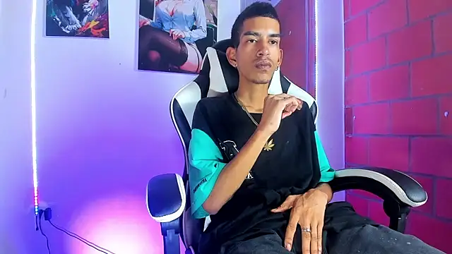 Snapshot of briamhoconor_xh chatting on 03/11/26, 04:07 briamhoconor xh online show from 03/11/26, 04:07