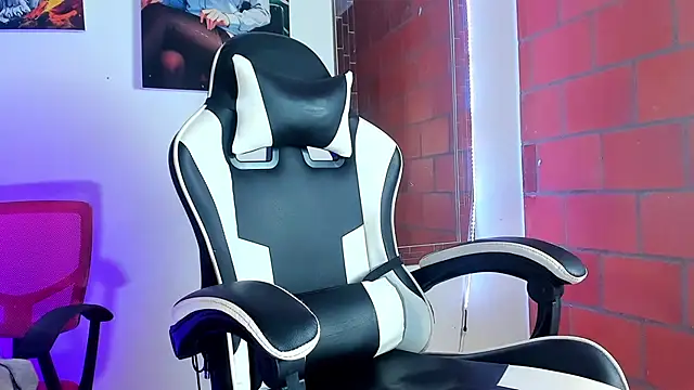 Snapshot of briamhoconor_xh chatting on 03/19/26, 04:49 briamhoconor xh online show from 03/19/26, 04:49